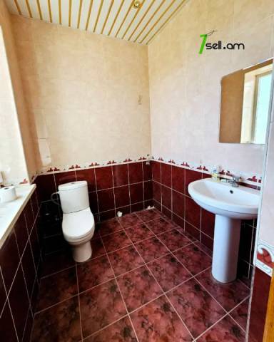 Երեք հարկանի քարե տուն Աջափնյակում, 1200 ք.մ., 2 սանհանգույց, եվրովերանորոգված