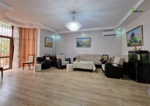 Երեք հարկանի քարե տուն Կարապետյան փողոցում Աջափնյակում, 470 ք.մ., 3+ սանհանգույց