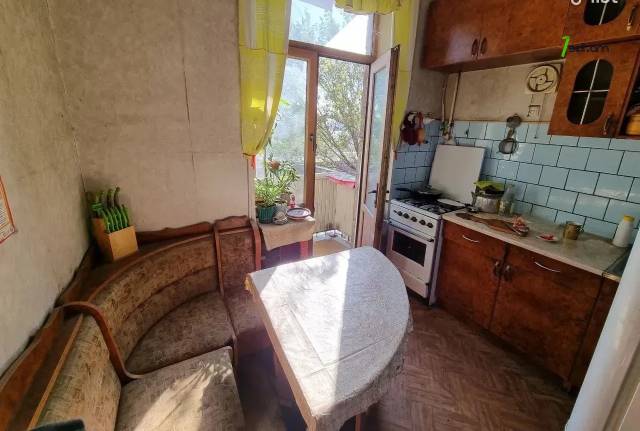 2 սենյականոց բնակարան Նաիրի Զարյան փողոցում, 65 ք.մ., բարձր առաստաղներ, նախավերջին հարկ, քարե շենք