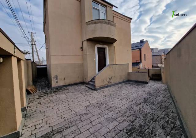 Երկու հարկանի քարե տուն Մելքումովի փողոցում Դավիթաշենում, 400 ք.մ., 2 սանհանգույց