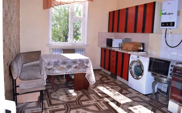Երկու հարկանի քարե տուն, Վ. Սարգսյան փողոց 1-ին թաղամաս Գյումրիում, 308 ք.մ., կոսմետիկ վերանորոգում