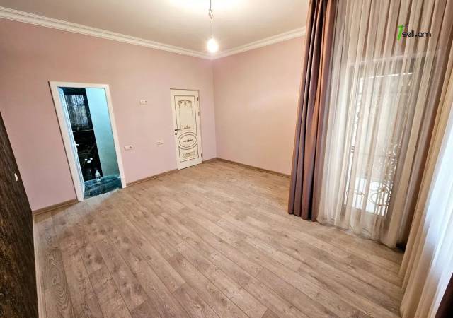 Երկու հարկանի քարե տուն, Գ-1 թաղամաս Աջափնյակում, 1080 ք.մ., 3+ սանհանգույց, կապիտալ վերանորոգված