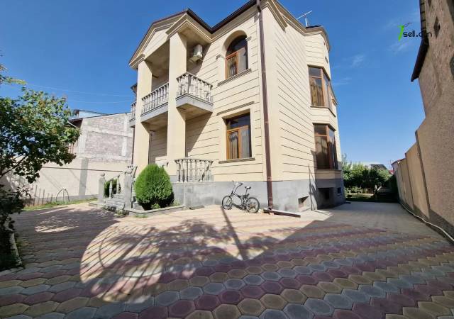 Երկու հարկանի քարե տուն Մելքումովի փողոցում Դավիթաշենում, 600 ք.մ., 3+ սանհանգույց, եվրովերանորոգված