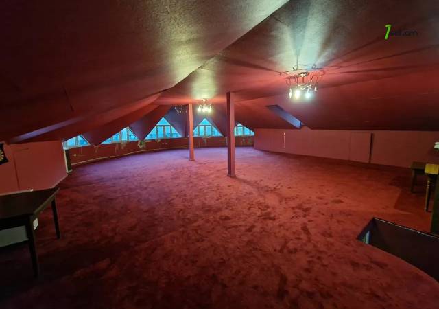 Երեք հարկանի քարե տուն Պարոնյան փողոցում կենտրոնում, 550 քմ, 3+ սանհանգույց, եվրովերանորոգված