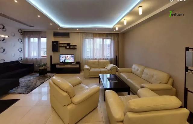 6 սենյականոց բնակարան Հանրապետության փողոցում, 230 ք.մ., նախավերջին հարկ, 3+ սանհանգույց