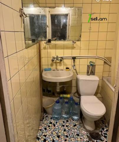 1 սենյականոց բնակարան Աղբյուր Սերոբի փողոցում, 42 ք.մ., նախավերջին հարկ, քարե շենք