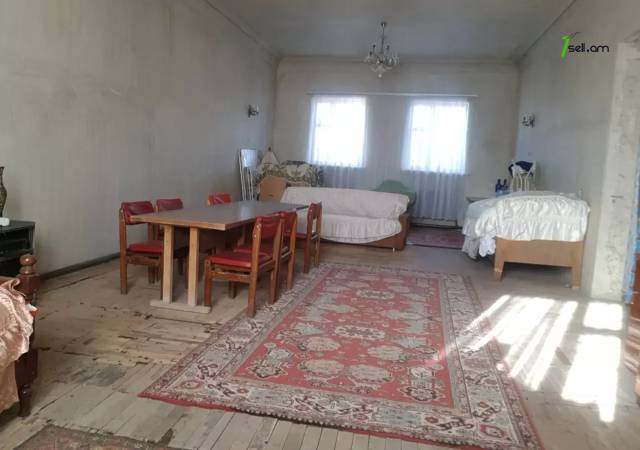 Երկու հարկանի քարե տուն Աբովյանում, 1600 ք.մ.