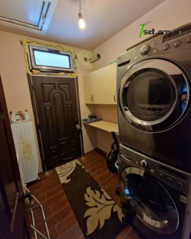 Երկու հարկանի քարե տուն, Գ-1 թաղամաս Աջափնյակում, 500 ք.մ., 3+ սանհանգույց, եվրովերանորոգված