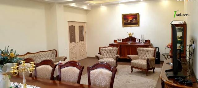 Երկու հարկանի քարե տուն Նվեր Սաֆարյան փողոցում Ավանում, 600 ք.մ., 3+ սանհանգույց