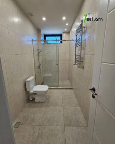 Չորս հարկանի տուն, Հյուսիսային ճառագայթ Արաբկիրում, 660 ք.մ., 3+ սանհանգույց, կապիտալ վերանորոգված