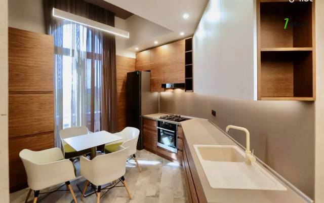 3 սենյականոց բնակարան Ազատության պողոտայում, 110 քմ, 2 սանհանգույց, բարձր առաստաղներ