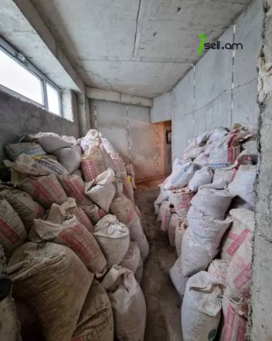 Բազմաֆունկցիոնալ գույք Դերենիկ Դեմիրճյանի փողոցում կենտրոնում, 241 ք.մ.