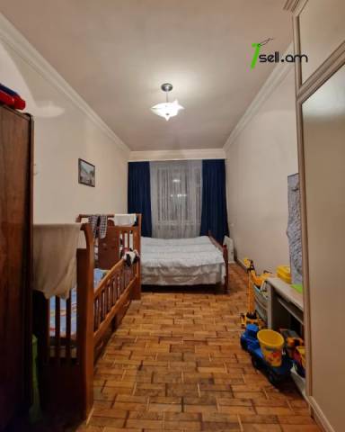 3 սենյականոց բնակարան Ամիրյան փողոցում, 77 ք.մ., կոսմետիկ վերանորոգում, քարե շենք