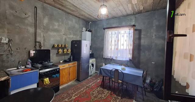 Երկու հարկանի քարե տուն Սասունցի Դավիթ փողոցում Էրեբունիում, 103 քմ, 2 սանհանգույց