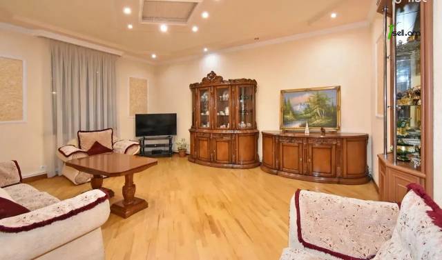 4 սենյականոց բնակարան Էրեբունու փողոցում, 104 ք.մ., 3/5 հարկ, բարձր առաստաղներ