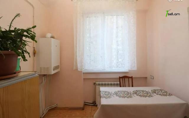 4 սենյականոց բնակարան Գալշոյան փողոցում, 74 քմ, եվրովերանորոգված, քարե շենք