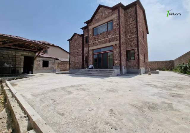 Երկու հարկանի քարե տուն, Գ-1 թաղամաս Աջափնյակում, 500 ք.մ., 3+ սանհանգույց, եվրովերանորոգված