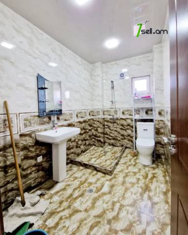 Երեք հարկանի քարե տուն, Նոյ թաղամաս Աջափնյակում, 300 ք.մ., 3+ սանհանգույց, եվրովերանորոգված