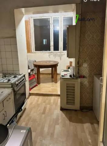 1 սենյականոց բնակարան Աղբյուր Սերոբի փողոցում, 42 ք.մ., նախավերջին հարկ, քարե շենք