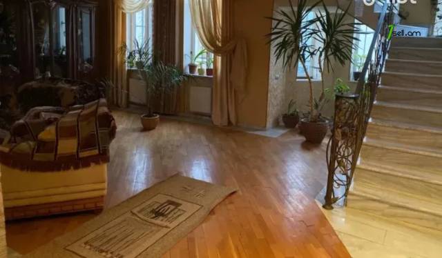 Երեք հարկանի քարե տուն Ծարավ աղբյուրի փողոցում Ավանում, 360 ք.մ., 2 սանհանգույց