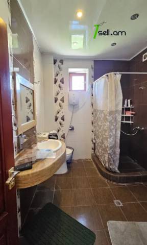 Երկու հարկանի քարե տուն Սիլիկյանի 5-րդ փողոցում Աջափնյակում, 820 քմ, 3+ սանհանգույց, մեծ հողամաս