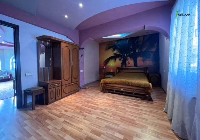 Երկու հարկանի քարե տուն Անտառային փողոցում կենտրոնում, 350 ք.մ., 3+ սանհանգույց, եվրովերանորոգված