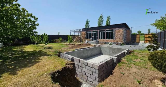 Մեկ հարկանի քարե տուն Վանի Հերոսների փողոցում Աշտարակում, 1170 քմ, կոսմետիկ վերանորոգում