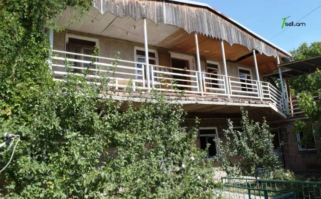 Երկու հարկանի քարե տուն, Պավլովի փողոցի 2-րդ նրբանցք Գյումրիում, 286 ք.մ., 2 սանհանգույց