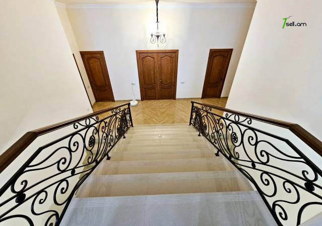 Երեք հարկանի քարե տուն Բագրևանդի փողոցում Նոր Նորքում, 1560 ք.մ., 3+ սանհանգույց