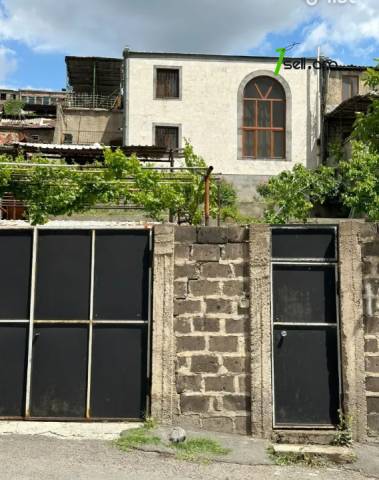 Երկու հարկանի քարե տուն Գևորգ Հովսեփյանի փողոցում Նորք Մարաշում, 282 քմ, 2 սանհանգույց