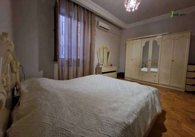 Երեք հարկանի քարե տուն Դավիթ Բեկի փողոցում Էրեբունիում, 2550 ք.մ., 3+ սանհանգույց, մեծ հողամաս