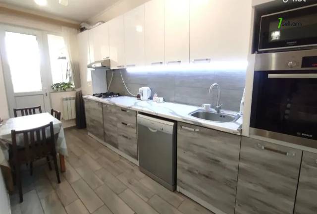 4 սենյականոց բնակարան, Ավան-Առինջ 1-ին միկրոշրջան, 82 քմ, նախավերջին հարկ, եվրովերանորոգված