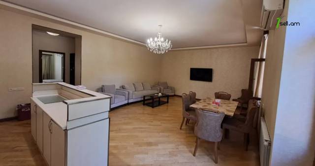 3 սենյականոց բնակարան Սայաթ-Նովայի պողոտայում, 105 քմ, 2/5 հարկ, 2 սանհանգույց, մի քանի պատշգամբ