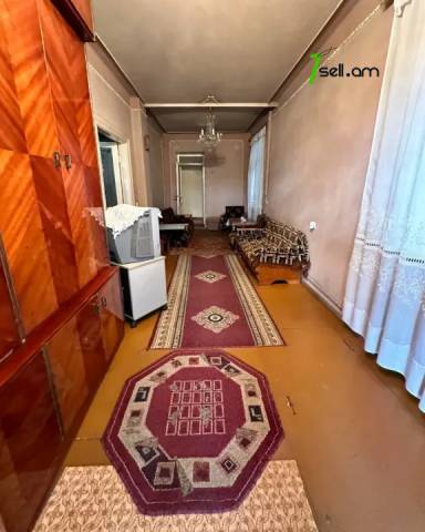 Երկու հարկանի քարե տուն Նաիրի Զարյան փողոցում կենտրոնում, 567 ք.մ., 2 սանհանգույց