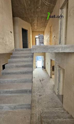 Երկու հարկանի տուն Պարույր Սևակի փողոցում Ավանում, 888 քմ, 2 սանհանգույց, մասնակի վերանորոգում