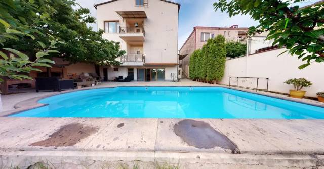 Երեք հարկանի քարե տուն Ջրվեժում, 570 քմ, 2 սանհանգույց, եվրովերանորոգված