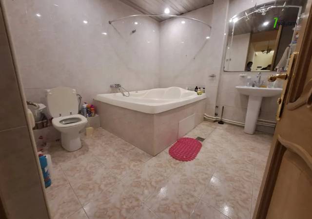 5 սենյականոց բնակարան Ալեք Մանուկյանի փողոցում, 210 ք.մ., 2 սանհանգույց, 2/9 հարկ