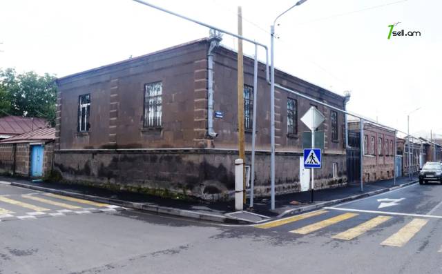 Երկու հարկանի քարե տուն Հակոբ Պարոնյանի փողոցում Գյումրիում, 272 ք.մ., 2 սանհանգույց