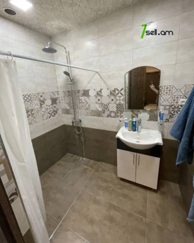 3 սենյականոց բնակարան Բագրատունյաց պողոտայում, 100 ք.մ., 2/5 հարկ, մի քանի պատշգամբ