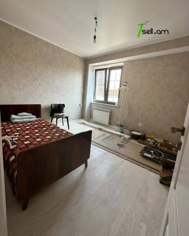 3 սենյականոց բնակարան Կոմիտասի պողոտայում, 88 ք.մ., 3/9 հարկ, կապիտալ վերանորոգված, քարե շենք