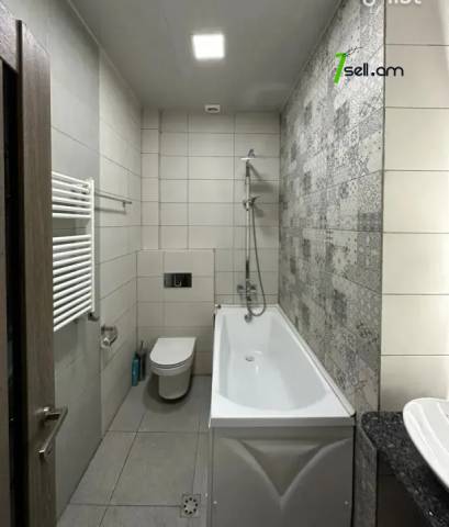 3 սենյականոց բնակարան նորակառույց շենքում Ազատության պողոտայում, 70 քմ, բարձր առաստաղներ