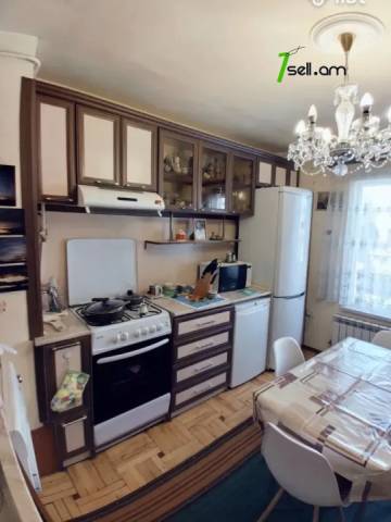 3 սենյականոց բնակարան Մեսրոպ Մաշտոցի պողոտայում, 96 քմ, կոսմետիկ վերանորոգում, քարե շենք