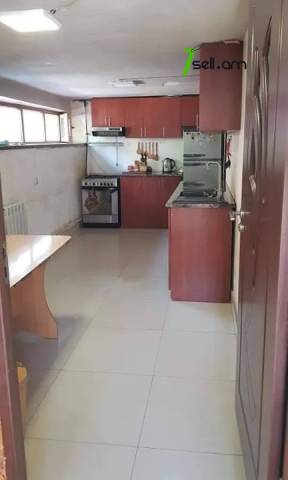 Երկու հարկանի քարե տուն Դավիթ Մալյան փողոցում Ավանում, 478 քմ, կոսմետիկ վերանորոգում