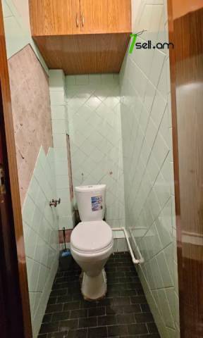 2 սենյականոց բնակարան Կուրղինյան փողոցում, 65 ք.մ., 2/5 հարկ, մասնակի վերանորոգում, քարե շենք