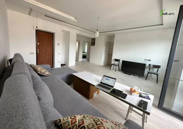 3 սենյականոց բնակարան Կոմիտասի պողոտայում, 88 ք.մ., 3/9 հարկ, կապիտալ վերանորոգված, քարե շենք