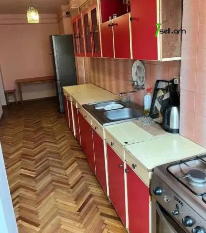 3 սենյականոց բնակարան Կոմիտասի պողոտայում, 99 քմ, 2/9 հարկ, 2 սանհանգույց, մասնակի վերանորոգում