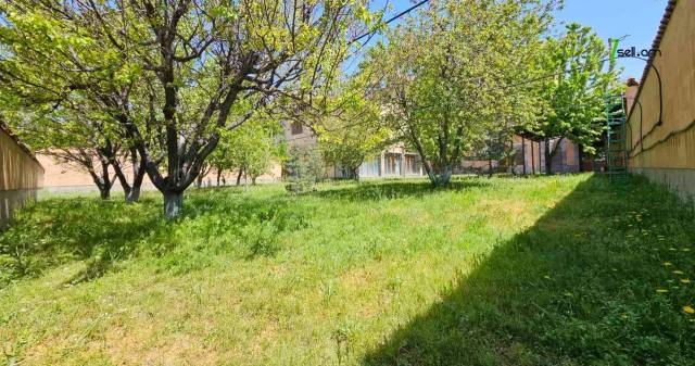 Չորս հարկանի քարե տուն Գարեգին Հովսեփյանի փողոցում Նորք Մարաշում, 2265 քմ, 3+ սանհանգույց