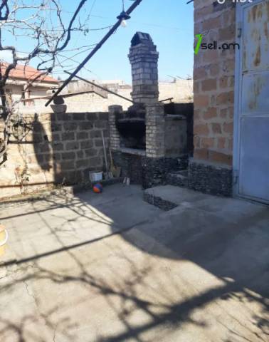 Երկու հարկանի քարե տուն, 7-րդ նրբանցք Մուղնիում, 248 քմ, 2 սանհանգույց, մասնակի վերանորոգում