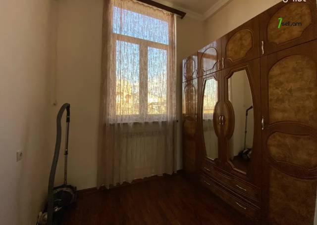 2 սենյականոց բնակարան Կիևյան փողոցում, 65 ք.մ., բարձր առաստաղներ, կապիտալ վերանորոգված, քարե շենք