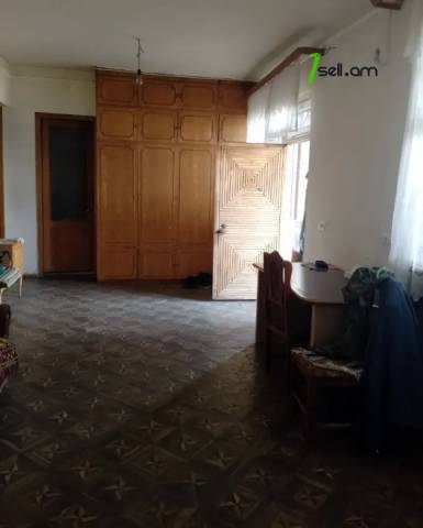 Երեք հարկանի քարե տուն Նոր Արեշի 37րդ փողոցում Էրեբունիում, 536 ք.մ., 2 սանհանգույց